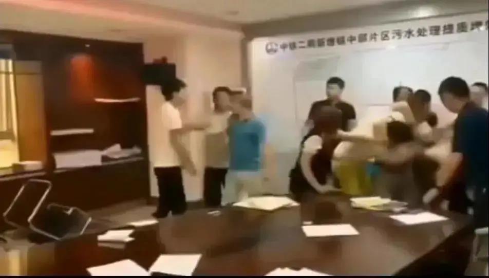 中鐵二局閥門投標現場，報最低價者被“群揍”…咋回事？-