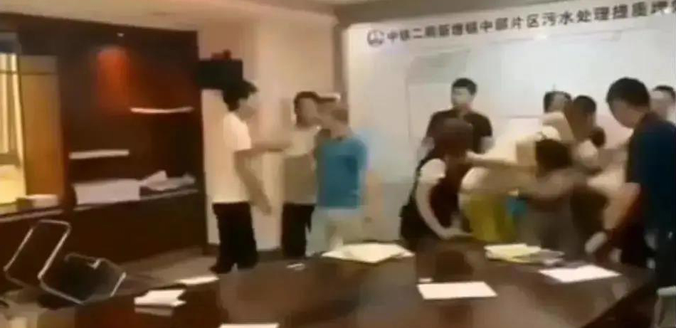 中鐵二局閥門(mén)投標(biāo)現(xiàn)場(chǎng)，報(bào)最低價(jià)者被“群揍”…咋回事？